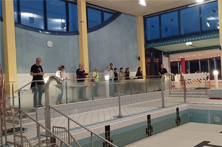 „Unter Tage“ im Mons-Tabor-Bad erklärt Schwimmmeister Lars Schlotter (l.) den Teilnehmern des Rundgangs wie die komplexe Technik funktioniert. Foto:VG Montabaur / Christina Weiß