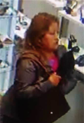 Unter Tatverdacht: Unbekannte soll Geldbörse aus Handtasche in Schuhgeschäft entwendet haben - Hinweise an das Kriminalkommissariat 36, Tel. (0228) 1 50. Foto: Polizei 