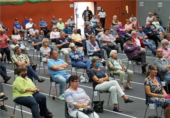 Unter Wahrung des Mindestabstands waren die 150 Plätze im „Ratssaal“, der Turnhalle Niederbieber, schnell vergeben