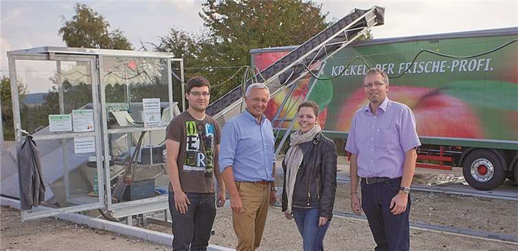 Unter anderem am Dorfgemeinschaftshaus in Oberraden werden wieder Äpfel von Streuobstwiesen angenommen. Wie jedes Jahr können Streuobstbesitzer dort Äpfel in Säcken oder lose als Schüttgut abgeben. Hierüber freuen sich (v.r.n.l.) Ortsbürgermeister Achim Braasch, Kristin Krekel, 1. Kreisbeigeordneter Achim Hallerbach und Tim Frensch, ebenfalls von der Firma Krekel.Kreisverwaltung