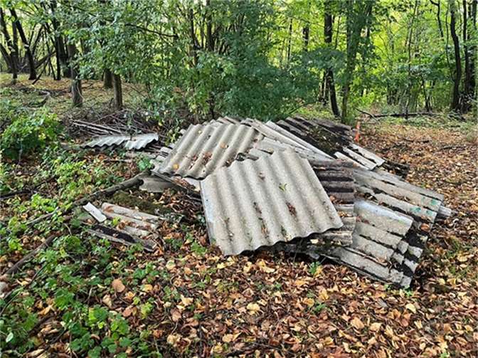 Unter anderem asbesthaltige Wellplatten wurden illegal unterhalb des Moorsberg-Stadions entsorgt. Foto: Zirfas, Kriminalpolizei Montabaur