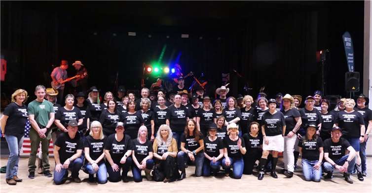 Line Dancer tanzen für das Ahrtal Unter anderem aus dem T-Shirt-Verkauf „Line Dancer tanzen für das Ahrtal“ rekrutierte sich eine ansehnliche Spendensumme. Fotos: TE