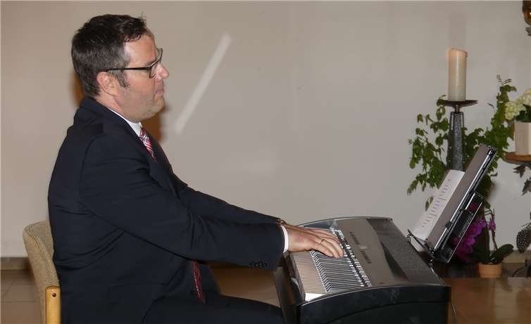 Unter anderem begleitete Organist Mario Bressandie versierte Singgruppe bei ihren exzellenten Darbietungen.