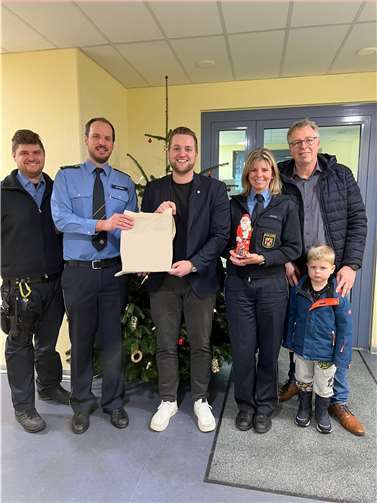 Unter anderem bei der Polizei in Straßenhaus überreichte der heimische Bundestagsabgeordnete Martin Diedenhofen (SPD) eine Tasche mit Obst und Süßigkeiten.  Foto: Gaby Wirtz