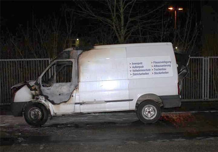 Unter anderem brannte ein Sprinter in der Herberichstraße. Fotos: Polizei