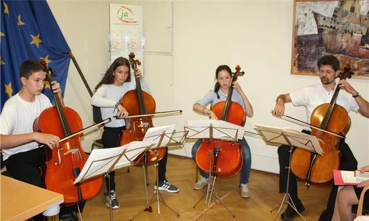 Unter anderem die Musikschule der Stadt Neuwied umrahmte die Einbürgerungsfeier musikalisch.