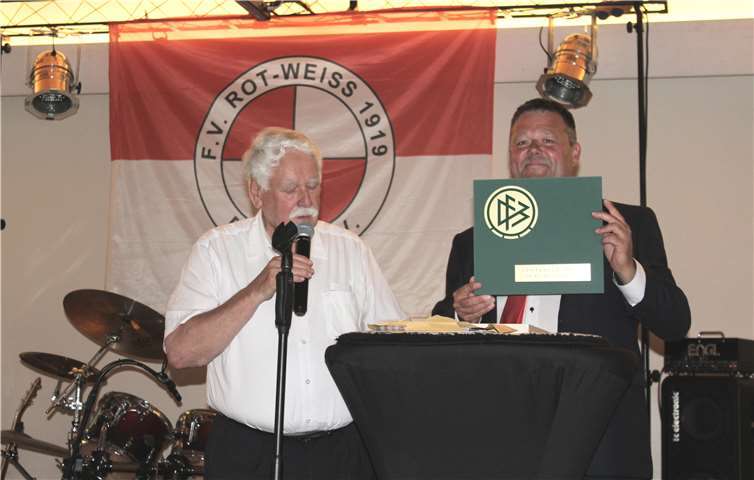 Unter anderem eine Tafel mit dem DFB-Emblem hatte der Präsident des Fußballverbandes Rheinland, Walter Desch als Jubiläumsgeschenk mit dabei