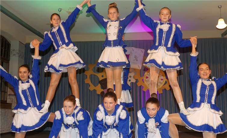 Unter anderem erfreute die Riege der Blauen Funken mit einem ansehnlichen Gardetanz.