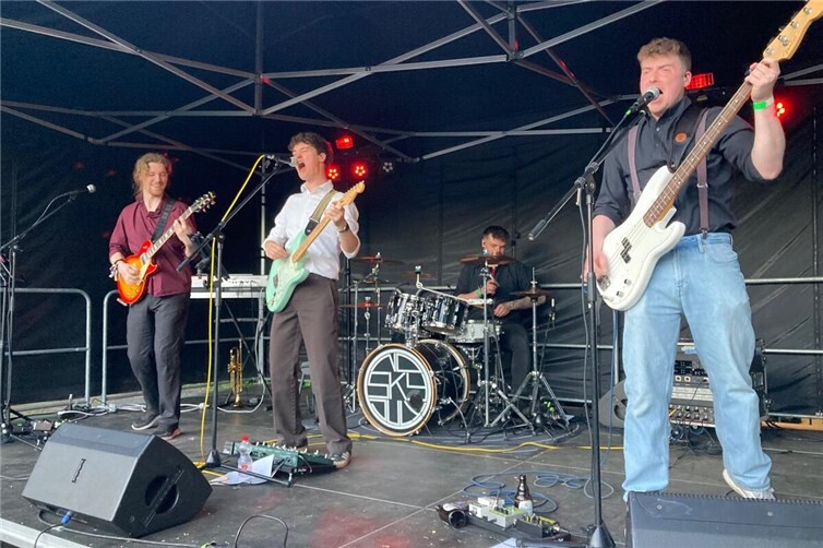 Unter anderem erfreute die versierten Akteure der Band  „Vokus“ mit angesagter Rockmusik aus den Charts.