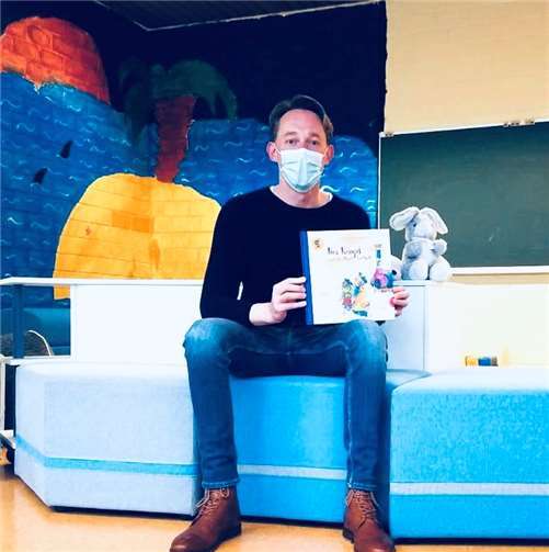 Unter anderem erhalten die Grundschulen das Buch „Jim Knopf auf dem Dach der Welt“.