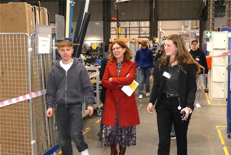 Unter anderem führte Marie Raueiser (re.), (Abteilung Personalwesen u. Ausbildung) die Interessenten durch die Produktionsstätten.