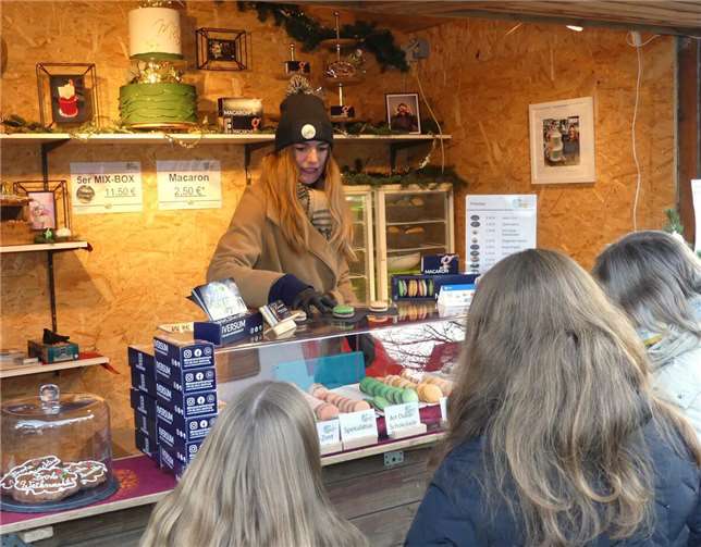 Unter anderem hatten die Stände mit süßen Gaumenfreuden erwartungsgemäß Hochkonj...