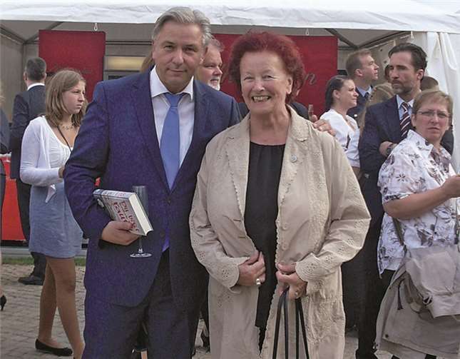 Unter anderem kam Cochems Beigeordnete Carola Stern-Gilbaya mit Berlins regierendem Bürgermeister Klaus Wowereit in Gespräch. privat