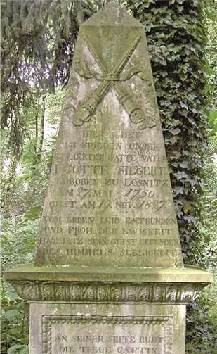 Unter anderem kann man das Grab der Siegerts (Stearin- und Seifen-Fabrikanten) sehen.privat