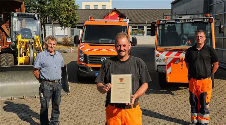 Unter anderem mit einer Dankesurkunde bedankte sich Ortsbürgermeister Thomas Weidenfeller (von links) bei Christoph Stradl für 25 Jahre Dienst als hauptamtlicher Gemeindearbeiter in Nentershausen. Tobias Keul gratulierte als zweiter Gemeindearbeiter ebenfalls seinem Kollegen zum Dienstjubiläum. Foto: OG Nentershausen/Egenolf