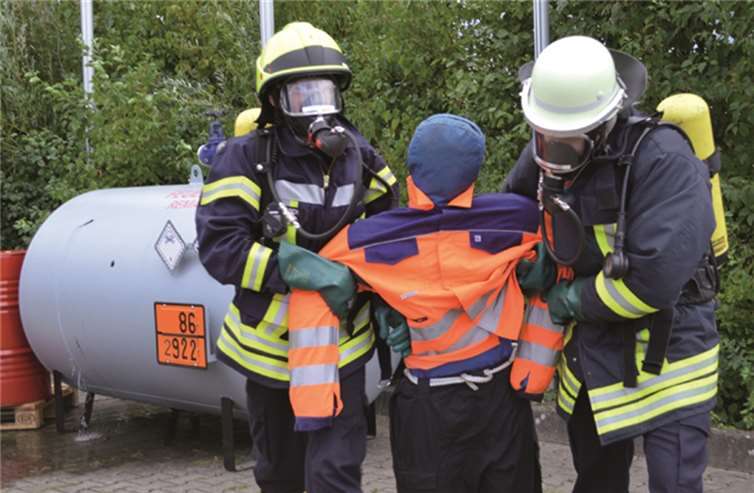 Unter anderem probten die Feuerwehrleute die Rettung einer verletzten Person. AB