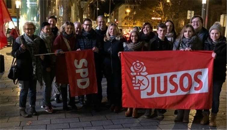 Unter anderem riefen die SPD und die Jusos zur Demonstration auf. privat