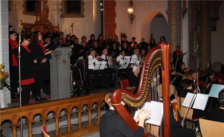 Unter anderem sorgte Johanna Single mit ihrerHarfe für eine wohlklingende Untermalung der klassischen Beiträge.