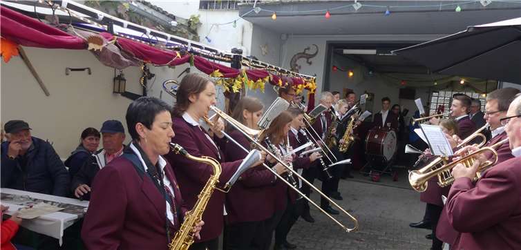 Unter anderem sorgte der Musikverein Dohr beim Straßenweinfest für gute Unterhaltung.