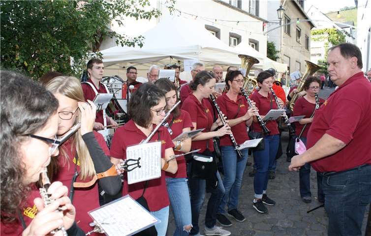 Unter anderem sorgte der Musikverein Ediger-Ellermit volkstümlichen Ständchen für flotte Unterhaltungsmusik.
