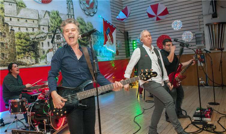 Unter anderem sorgte die Gruppe „Jeckeditz“ für gute Stimmung im Dorfsaal.