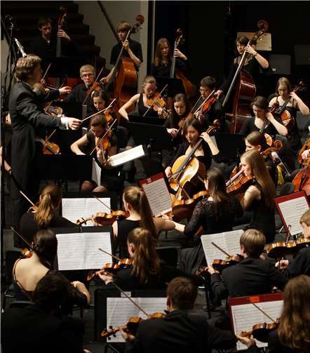 Unter anderem spielen Kammer- und Sinfonieorchester des Landsmusikgymnasiums.