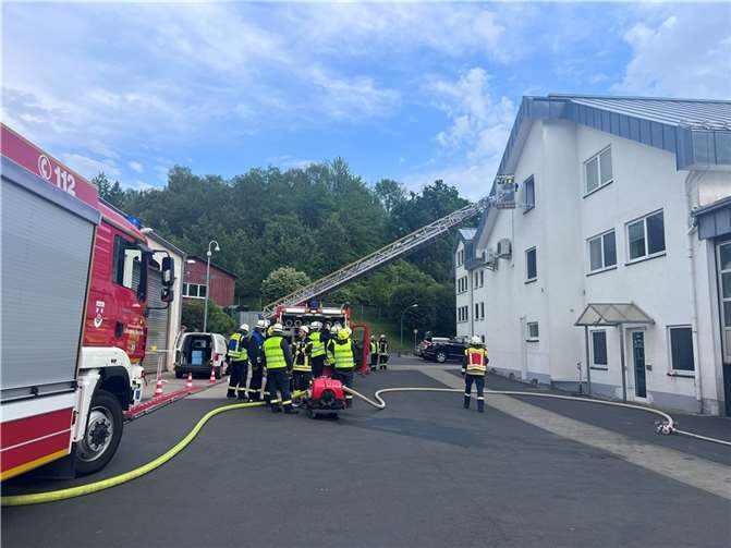 Unter anderem über die Drehleiter der Feuerwehreinheit Siershahn wurden die Verletzten aus dem zweiten Obergeschoss gerettet Fotos: Thomas Huberty / VG Wirges