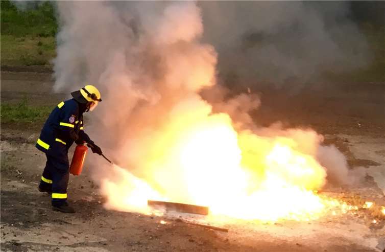 Unter anderem wurde der Einsatz von Feuerlöschern geprobt. THW Bendorf