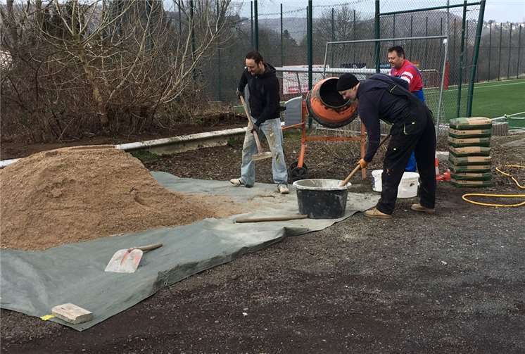 Unter anderem wurde eine Betonkante gegossen.