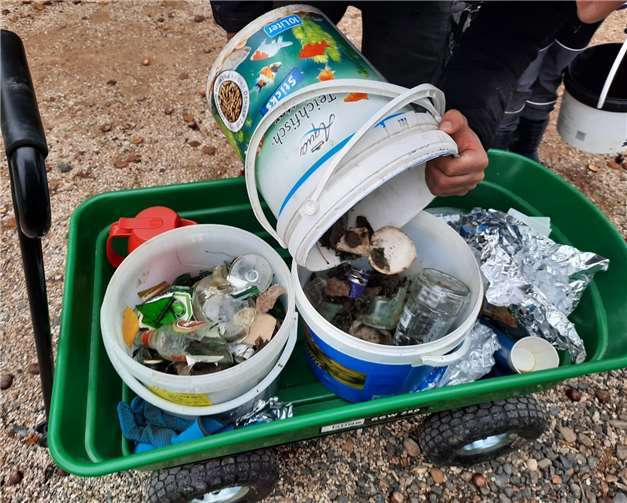 Unter anderem wurden auch zwei Eimer mit Altglas gesammelt.