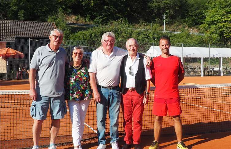 Unter anderem wurden für 40-jährige Mitgliedschaft ausgezeichnet (v.l.): Christian Krupp, Kathi Hartmann-Börder, Theo Racke, Edgar Börder, Jörg Schlich.Fotos: TC Wiesengrund