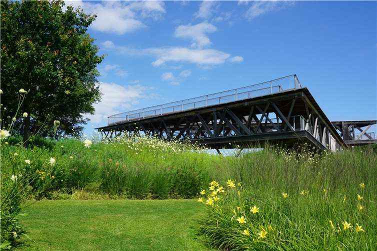 Unter anderem wurden morsche Dielenbretter ausgetauscht, jetzt darf das Aussichtsbauwerk „Rhein-Mosel-Blick“ im Festungspark Ehrenbreitstein wieder betreten werden. Foto: Stadt Koblenz / Verena