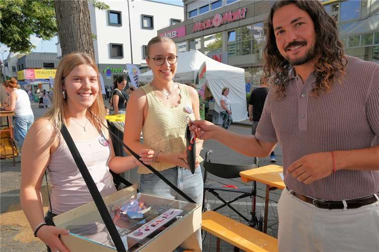 Herz des Neuwieder Stadtfests pulsierte an anderer Stelle Unter anderen die Wollendorfer „Maimädchen“ und die Funken der KFO verkauften die beliebten Deichstadtfest-Buttons.