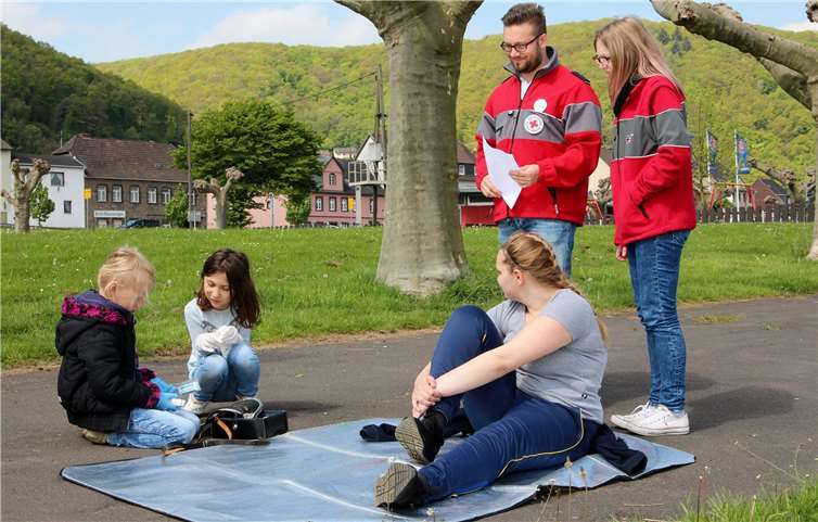 Unter aufmerksamer Schiedsrichterbeobachtung treten die Teilnehmer vom JRK-Kreiswettbewerb an. Neben den Erste-Hilfe-Aufgaben stehen ein Rotkreuz-, ein musisch-kultureller- und ein Sport-Spiel-Bereich auf dem Wettkampfprogramm.privat