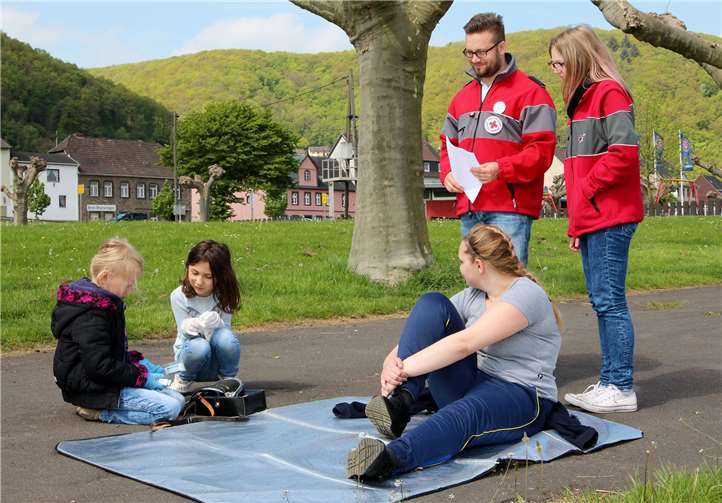 Unter aufmerksamer Schiedsrichterbeobachtung treten die Teilnehmer vom JRK-Kreiswettbewerb an. Neben den Erste-Hilfe-Aufgaben stehen ein Rotkreuz-, ein musisch-kultureller- und ein Sport-Spiel-Bereich auf dem Wettkampfprogramm.privat