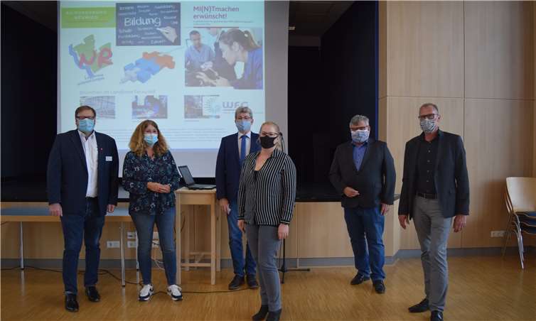 Unter coronakonformen Bedingungen fand die „AG Bildung“ in der Neuwieder David-Roentgen-Schule statt. Die gewerblich-technische Berufsschule gab der „AG Bildung“ mit dem Themenschwerpunkt „MINT“ den passenden Rahmen. V.r.n.l.: Dirk Oswald (Schulleiter der David-Roentgen-Schule), Michael Mahlert (Bildungsdezernent), Laura Schaaf (kommunale Bildungsmanagerin/Bildungsmonitorerin), Ralf Seemann (Beigeordneter Stadt Neuwied), Andrea Oosterdyk (Bildungskoordinatorin für Neuzugewanderte) und Thomas Hennig (zweiter stellvertretender Schulleiter der David-Roentgen-Schule).