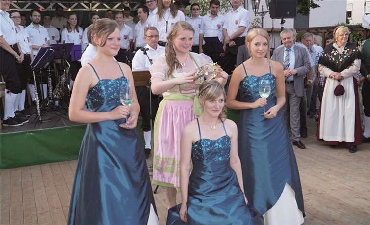 Unter dem Beifall der Gäste setzte Weinkönigin Linda I. ihrer Nachfolgerin Vera I. die Krone auf.