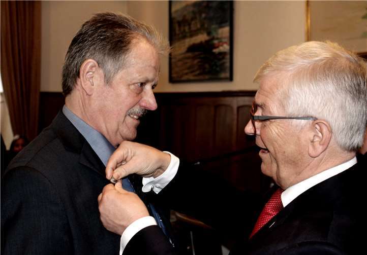 Unter dem Beifall der Gäste steckte der Stadtbürgermeister Ewald Buslei die Ehrennadel an.