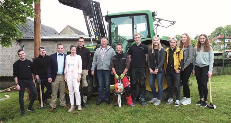 Unter dem Beifall der zahlreichen Zuschauer hatten die Thürer Junggesellen mit derUnterstützung von Ralf Berresheim und seinem Traktor den Maibaum aufgestellt. Fotos: -FRE-