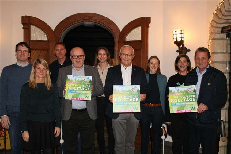 Unter dem Dach der Gemeinschaftsinitiative Wir Westerwälder, wurden die thematischen Schwerpunkte für das neue Jahr 2025 geplant (v.l.n.r.): Harald Schmillen (WFG Kreis Neuwied), Sandra Köster (Vorständin Wir Westerwälder), Lars Kober (WF Kreis Altenkirchen), Landrat Dr. Peter Enders (Kreis Altenkirchen), Maja Büttner (Westerwald Touristik-Service), Landrat Achim Hallerbach (Kreis Neuwied), Jennifer Siebert (Regionalentwicklung Kreis Altenkirchen), Katharina Schlag (WFG Westerwaldkreis), Landrat Achim Schwickert (Westerwaldkreis).  Foto: Myriam Hatzmann / Wir Westerwälder