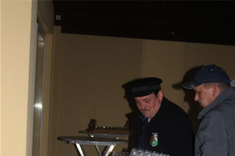 Unter dem Dach des Pavillons hatte Bürgermeister Theis mit seinen Helfern alles für ein geselliges Beisammensein nach dem Konzert vorbereitet.