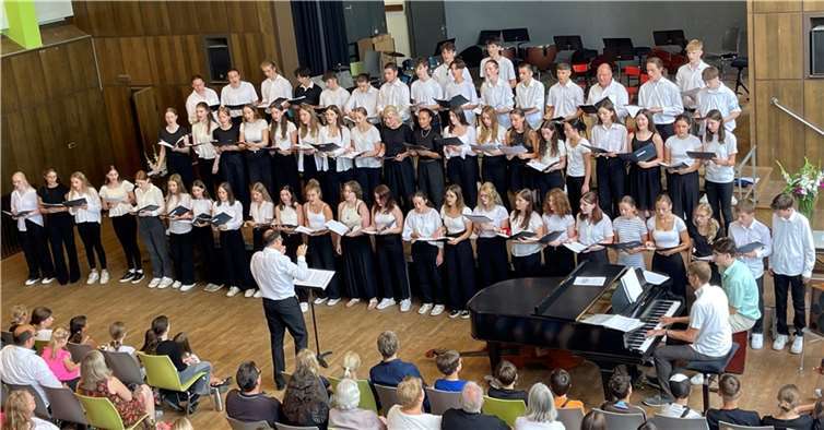 Unter dem Dirigat der Musikpädagogen Herman Wagener und Matthias Gietzen trat auch der Mittel- und Oberstufenchor des Eichendorff-Gymnasiums beim traditionellen Musikfest auf. Foto: Eichendorff-Gymnasium, Stephanie Hoß-Hitzel