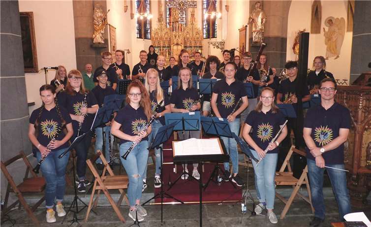 Unter dem Dirigat von Christoph Zirfas (vorne re.) präsentierte das Sommer-Musik-Camp-Orchester der Kreismusikjugend Westerwald e.V. ein Konzert der ganz besonderen Art. Fotos: Kreismusikjugend Westerwald
