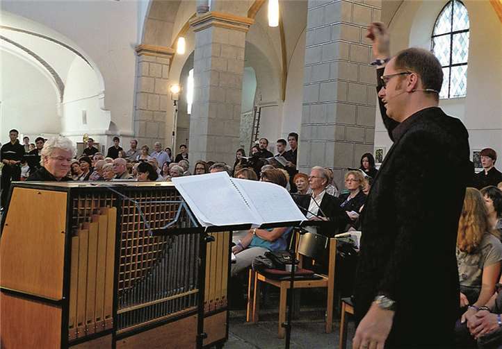 Unter dem Dirigat von Musikdirektor Ron-Dirk Entleutner begleitete Eberhard Nöst den Universitäts-Chor Koblenz.