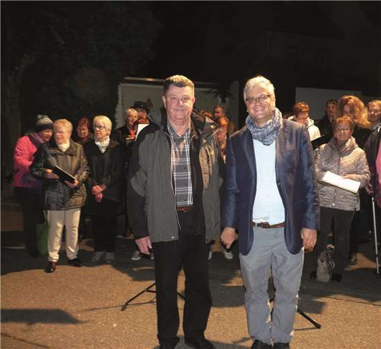 Unter dem Dirigat von Wilhelm Ronshausen und Stefan Müller sangen der evangelische und katholische Kirchenchor.