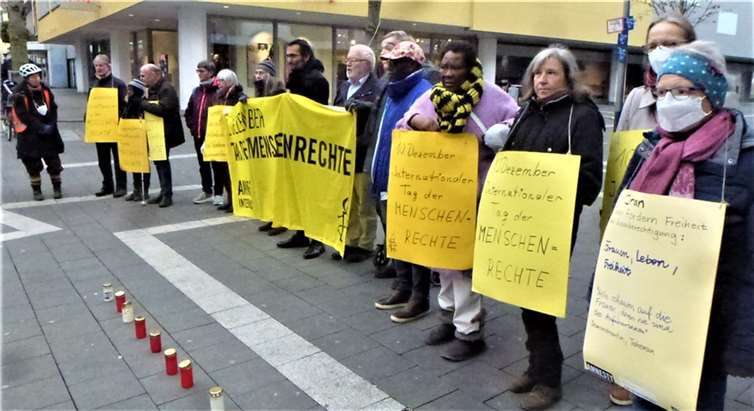 Unter dem Einfluss der jüngsten Geschehnisse im Iran hatte sich die Neuwieder Amnesty Gruppe dafür entschieden, bei der diesjährigen Mahnwache das Thema „Frauenrechte“ in den Fokus der Mahnwache zu nehmen.  Foto: Jürgen Grab