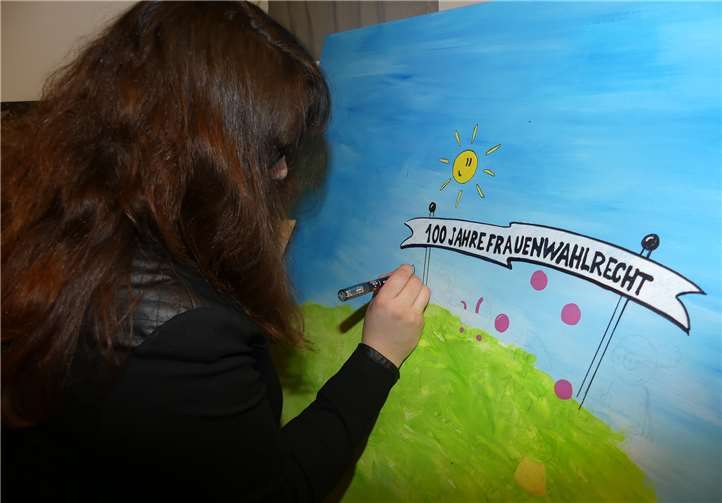 Unter dem Hauptthema „100 Jahre Frauenwahlrecht“ trafen sich und diskutierten zahlreiche Frauen im Hotel-Café Germania.