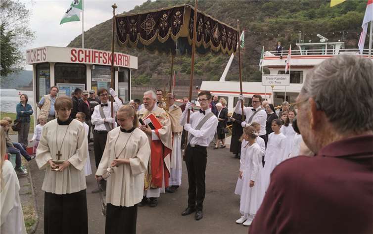 Unter dem Himmel wird das Allerheiligste in Treis von Bord der „Stadt Bonn“ getragen.TT