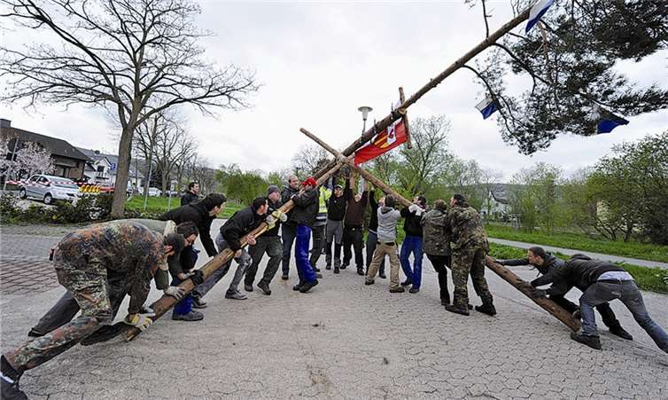 Unter dem Kommando von Schultes Christian Heinen wurde der Maibaum in Bachem an der St.-Pius-Str.aufgestellt.