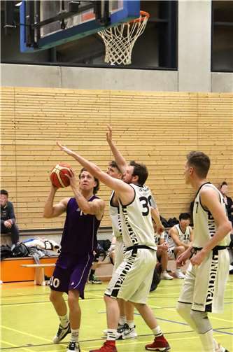 Unter dem Korb selten zu stoppen- Malte Baumecker in der Wurfaktion